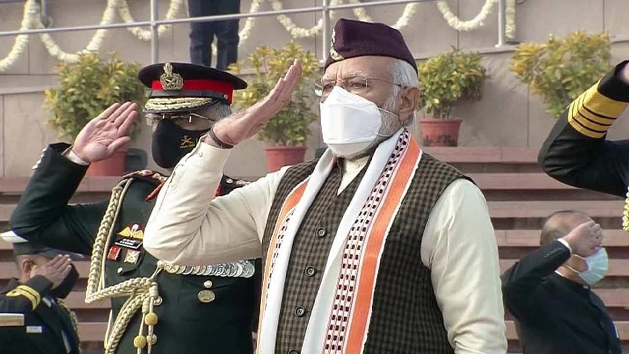 PM Modi: 73వ గణతంత్ర వేడుకల్లో ప్రత్యేక వేషధారణలో ప్రధాని మోడీ.. ఆ టోపీ ప్రత్యేకత ఏంటో తెలుసా?
