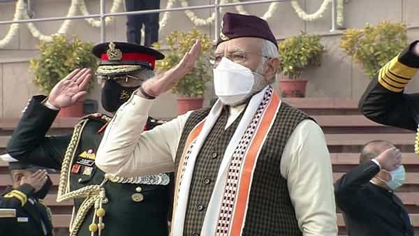 PM Modi: 73వ గణతంత్ర వేడుకల్లో ప్రత్యేక వేషధారణలో ప్రధాని మోడీ.. ఆ టోపీ ప్రత్యేకత ఏంటో తెలుసా?