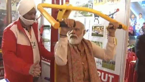 PM Modi in Gym: జిమ్లో వర్కౌట్స్ చేస్తోన్న ప్రధానమంత్రి మోడీ... ఫిట్ ఇండియా అంటూ సందేశం.. వీడియో వైరల్..