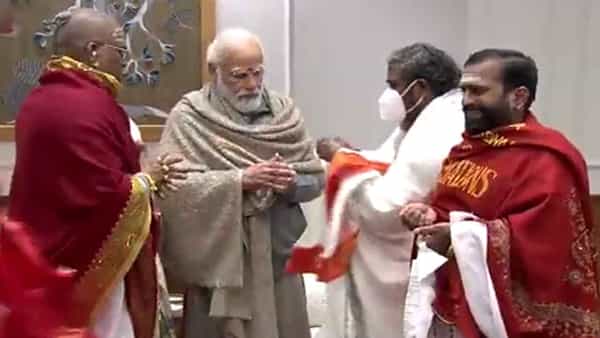 PM Narendra Modi: ప్రధాని మోదీకి తిరుమల, శ్రీశైలం వేదపండితుల ఆశీర్వచనం.. వీడియో..