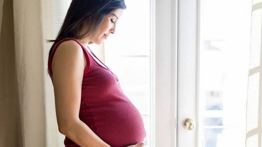 Pregnancy: గర్భధారణ సమయంలో మహిళల పాదాలలో వాపు ఉంటుంది.. ఇలా ఎందుకు జరుగుతుందో తెలుసా..?