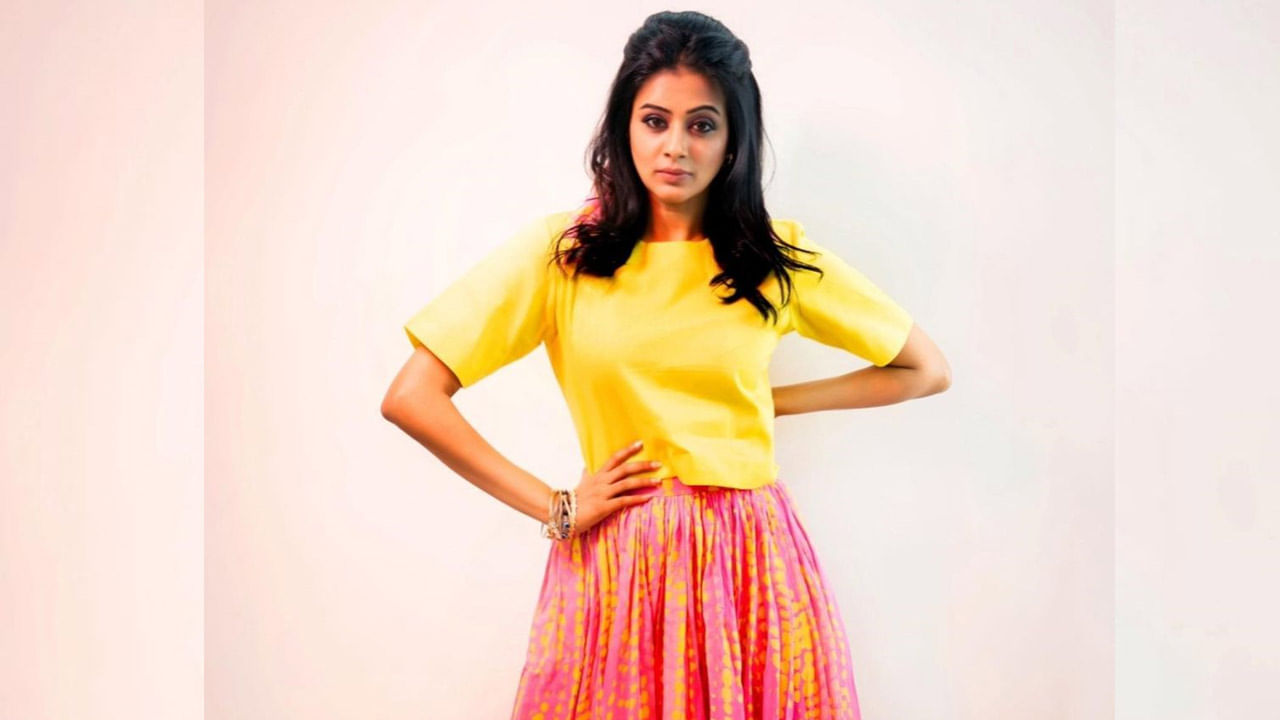 ప్రియమణి బాలీవుడ్లో `రావణ్` చిత్రంతోపరిచయం అయ్యారు. ఆ తర్వాత `రక్త చరిత్ర-2` సినిమా చేశారు, అలాగే షారుక్ ఖాన్ హీరోగా నటించిన `చెన్నై ఎక్స్ ప్రెస్` లో స్పెషల్ సాంగ్ లో మెరిశారు.