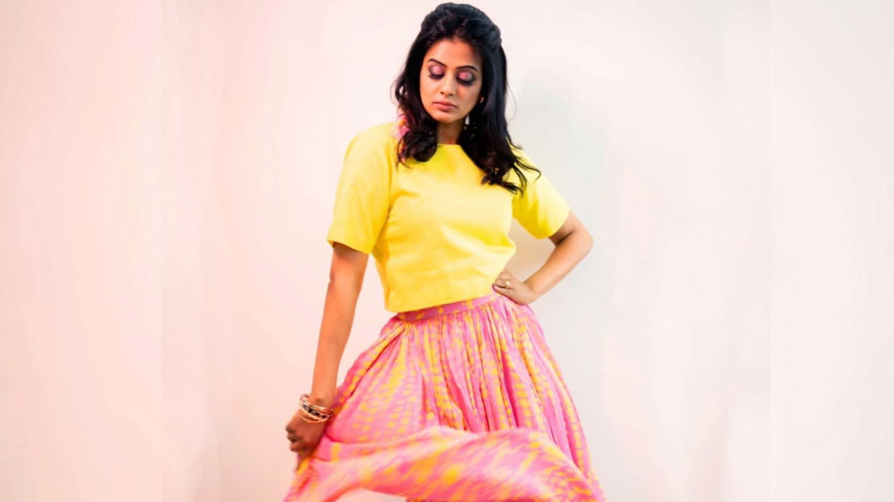 బాలీవుడ్ లో కేవలం హింందీ మాట్లాడే యాక్టర్స్ మాత్రమే ఉంటారు. చెన్నై.. కేరళ ఇలా సౌత్ ఏరియా నుంచి ఎవరు వెళ్లినా వారు హిందీ మాట్లాడని వ్యక్తులుగా చిత్రీకరించేవారు అని అన్నారు.