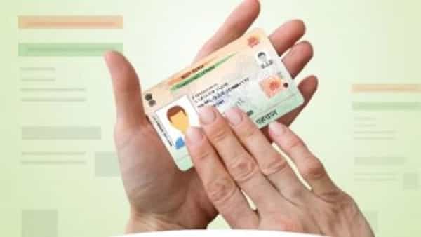 Aadhaar Card: ఆధార్ కార్డ్లో ఫొటో తప్పు పడిందా.. ఆన్లైన్లో మార్చలేరు.. ఇలా చేయాల్సిందే..?