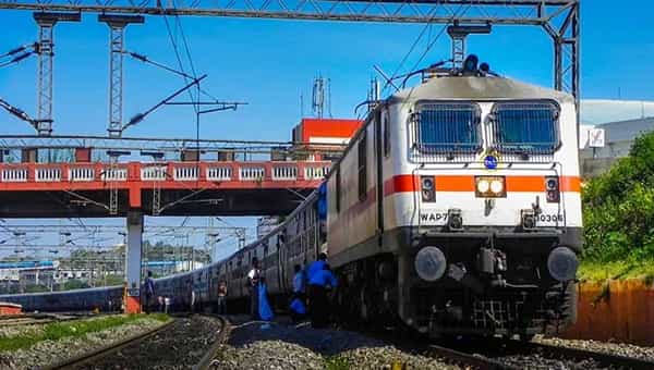 Railway Jobs: సెంట్రల్ రైల్వేలో భారీగా అప్రెంటిస్ పోస్టులు.. ఐటీఐ పూర్తి చేసిన వారు అర్హులు..