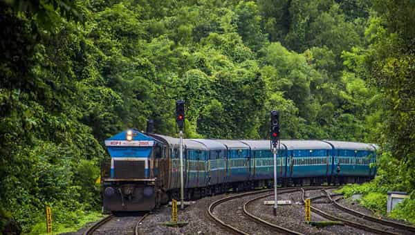 Railway recruitment: ఇంజనీరింగ్ పూర్తి చేసిన వారికి రైల్వేలో ఉద్యోగాలు.. ఇంటర్వ్యూ ఆధారంగా ఎంపిక..