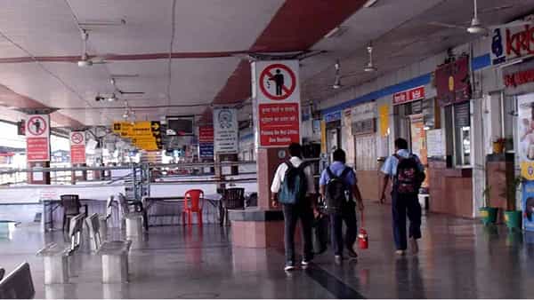 Indian Railways: ఇకపై రైల్వే స్టేషన్లలో మీరు పన్నులు కట్టడం నుంచి బిల్లులు చెల్లించడం వరకూ ఎన్నో చేయొచ్చు.. ఎలా అంటే..