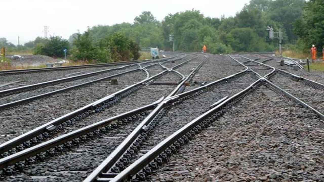 Railway Track Facts: రైలు పట్టాలు తుప్పు పట్టకపోవడానికి కారణం ఏమిటి..?