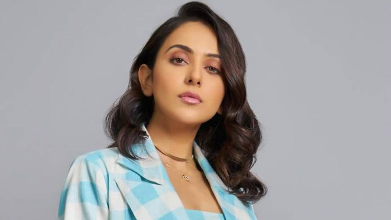 In a short time, Rakul received the star heroine tag.  The seller has also made films in Telugu as well as Tamil.