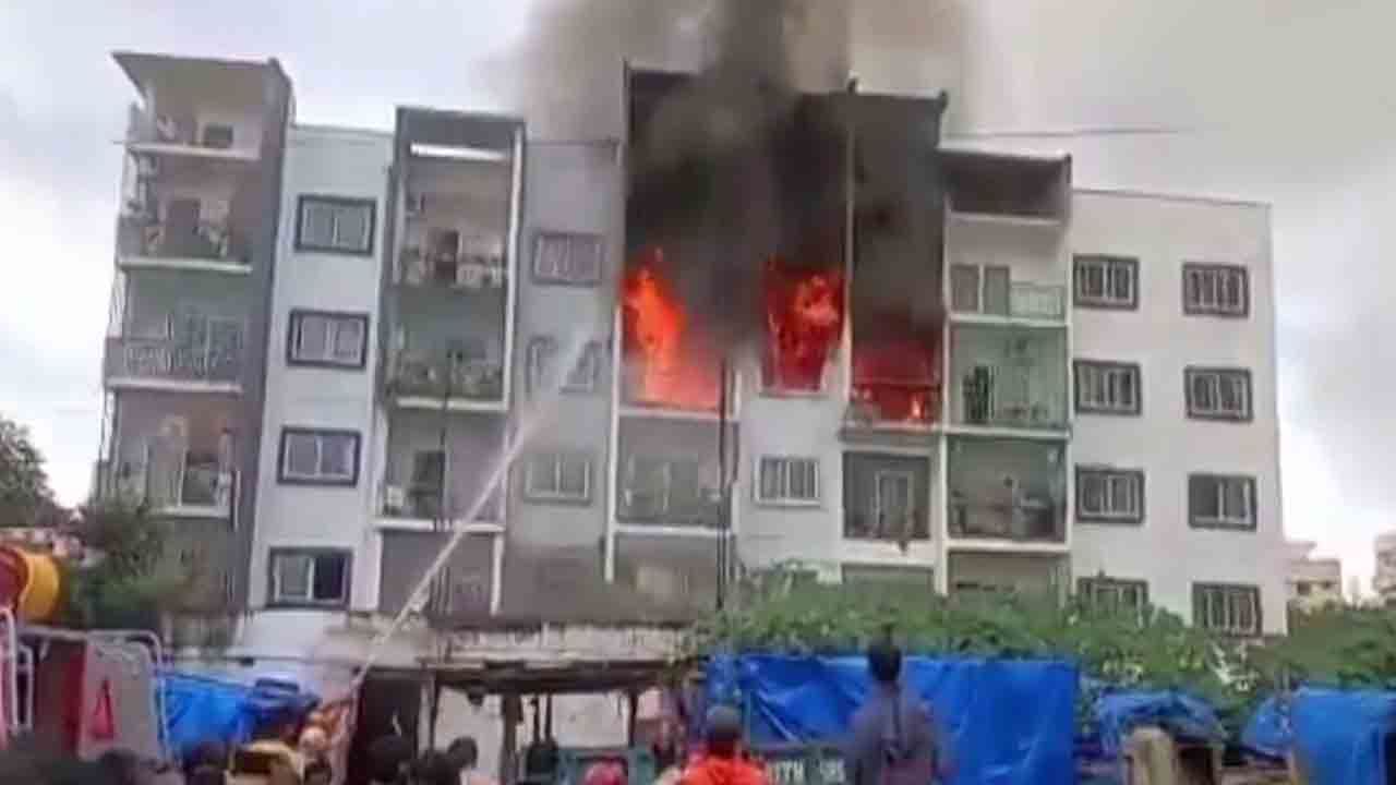 Fire Accident: రాజేంద్రనగర్‌లో అగ్ని ప్రమాదం.. పరుగులు తీసిన అపార్ట్‌మెంట్‌ వాసులు