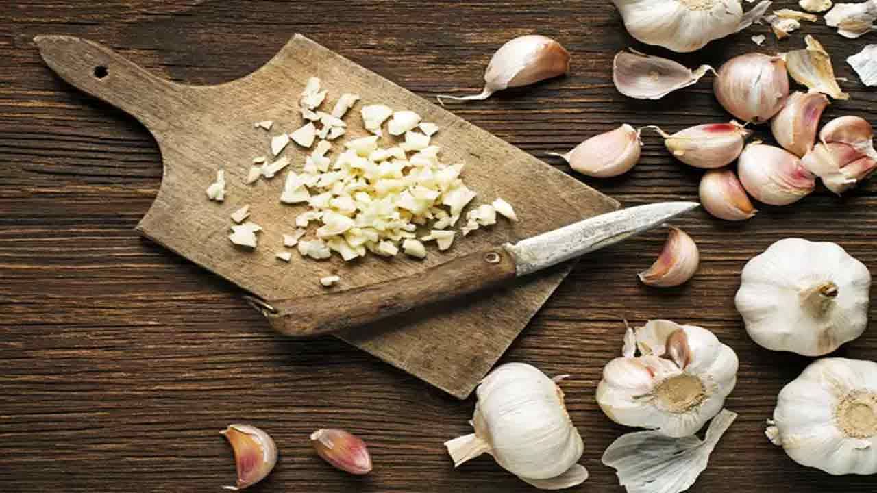 Garlic Benefits: రోజు కనీసం 5 వెల్లుల్లి రెబ్బలు పొద్దున్నే తినండి.. అనేక వ్యాధులకు చెక్ పెట్టండి..