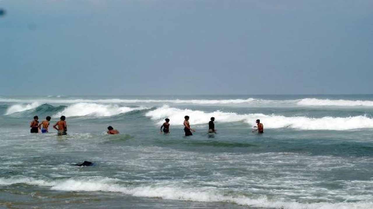 Visakha RK Beach: విశాఖ ఆర్కే బీచ్‌లో విషాదం.. న్యూ ఇయర్‌ వేడుకలకు వచ్చి నీటిలో గల్లంతు