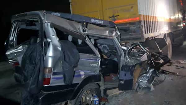 Road Accident: ఘోర రోడ్డు ప్రమాదం.. లారీని ఢీకొన్న కారు.. నలుగురు దుర్మరణం