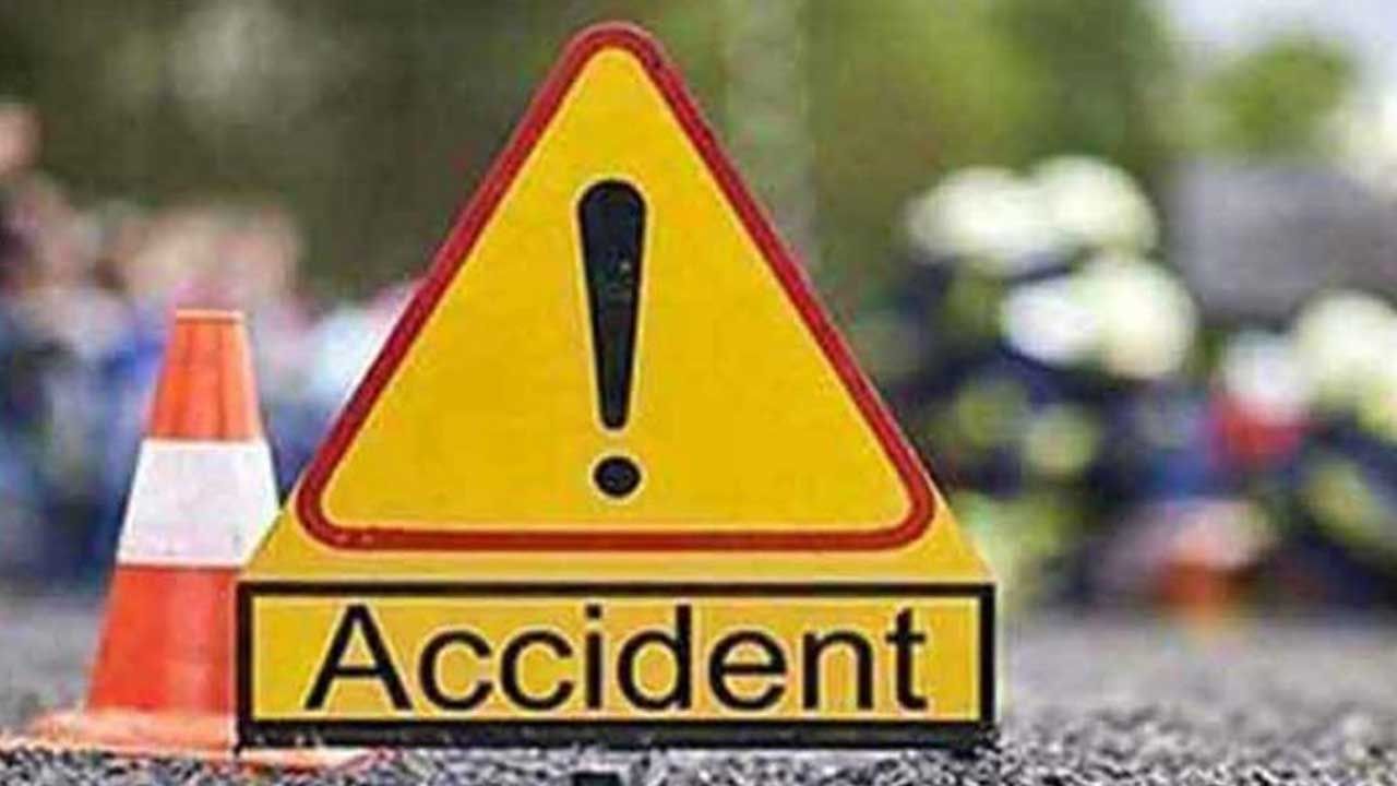 Road Accident: గుంటూరు జిల్లాలో విషాదం.. అదుపు తప్పి చెరువులోకి దూసుకెళ్లిన కారు.. నలుగురి దుర్మరణం..