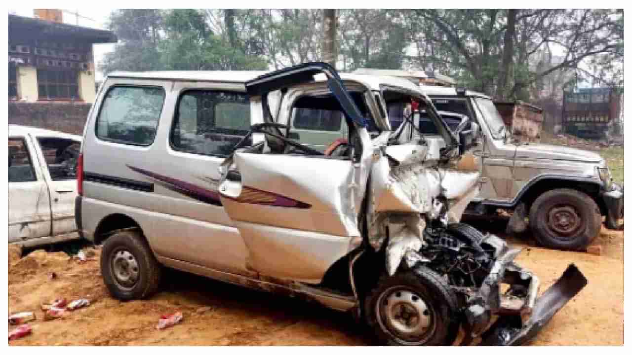 Road Accident: కొంపముంచిన పొగమంచు.. శుభకార్యానికి వెళ్లి వస్తుండగా ఘోర ప్రమాదం.. మహిళతో సహా ముగ్గురు మృతి