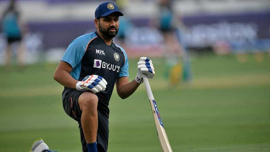 రోహిత్ శర్మ స్నాయువు గాయంతో బాధపడుతున్న సంగతి తెలిసిందే. గత ఏడాది కాలంలో రెండుసార్లు దానికి బలి అయ్యాడు. దక్షిణాఫ్రికా పర్యటనకు ముందు రోహిత్ శర్మ గాయంతో టెస్ట్, వన్డే సిరీస్‌లకు దూరమయ్యాడు. అందుకే మూడు ఫార్మాట్ల కెప్టెన్సీని రోహిత్ శర్మకు అప్పగించడం కూడా పెద్ద రిస్క్‌గా భావించవచ్చు.