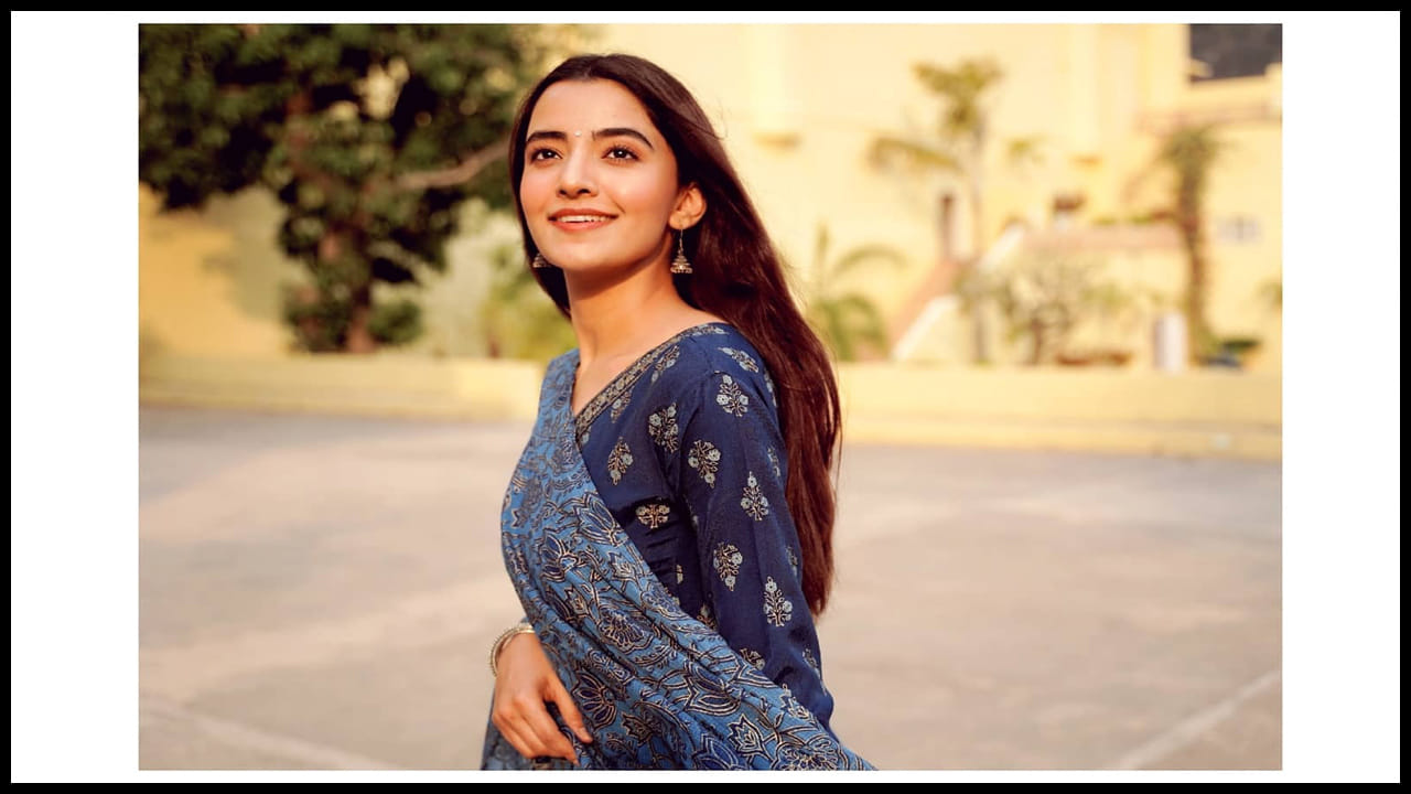 వయ్యారాలు వలకబోస్తున్న రుక్సార్ ధిల్లాన్ ఫొటోస్ 