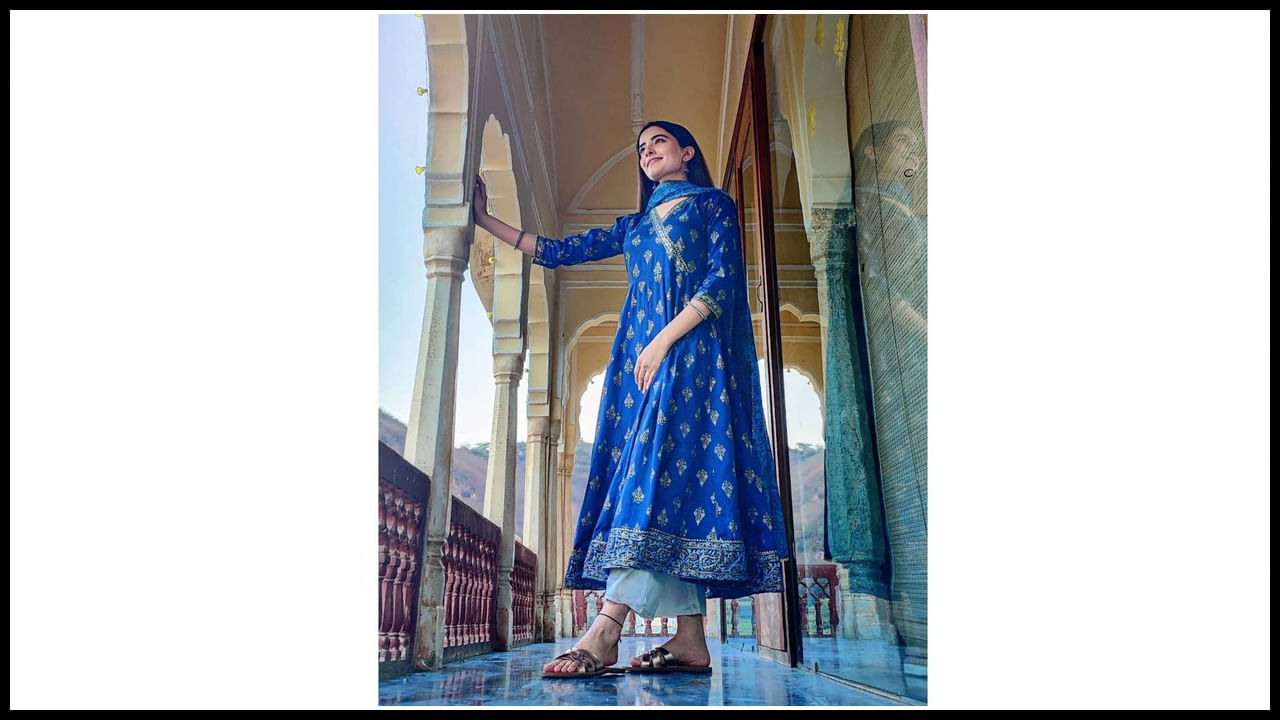 వయ్యారాలు వలకబోస్తున్న రుక్సార్ ధిల్లాన్ ఫొటోస్ 