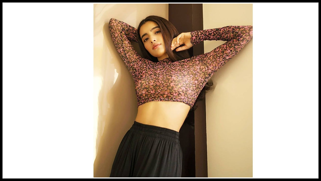 వయ్యారాలు వలకబోస్తున్న రుక్సార్ ధిల్లాన్ ఫొటోస్ 