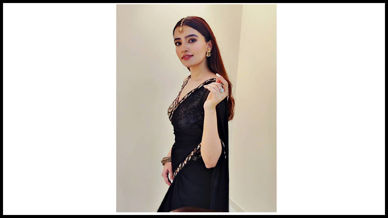 వయ్యారాలు వలకబోస్తున్న రుక్సార్ ధిల్లాన్ ఫొటోస్ 