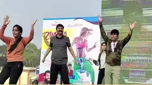 Sampoornesh and Jogi Ramesh: సంపూర్ణేశ్బాబుతో కలిసి జుంబా డ్యాన్స్ చేసిన ఎమ్మెల్యే జోగి రమేశ్.. వైరలవుతోన్న వీడియో..
