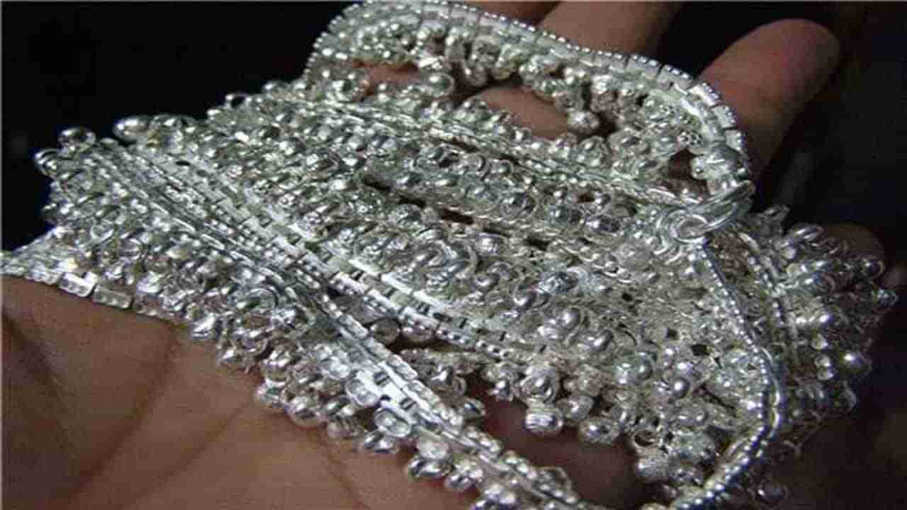 Silver Price Today: దిగి వచ్చిన వెండి ధర.. దేశంలోని ప్రధాన నగరాల్లో సిల్వర్ రేట్ల వివరాలు..!