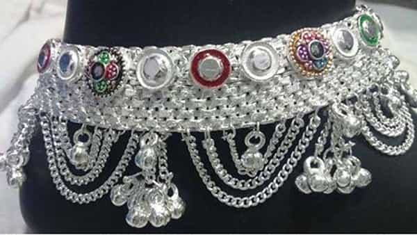 Silver Price Today: వెండి కొనుగోలుదారులకు గుడ్న్యూస్.. తగ్గిన సిల్వర్ రేట్లు..