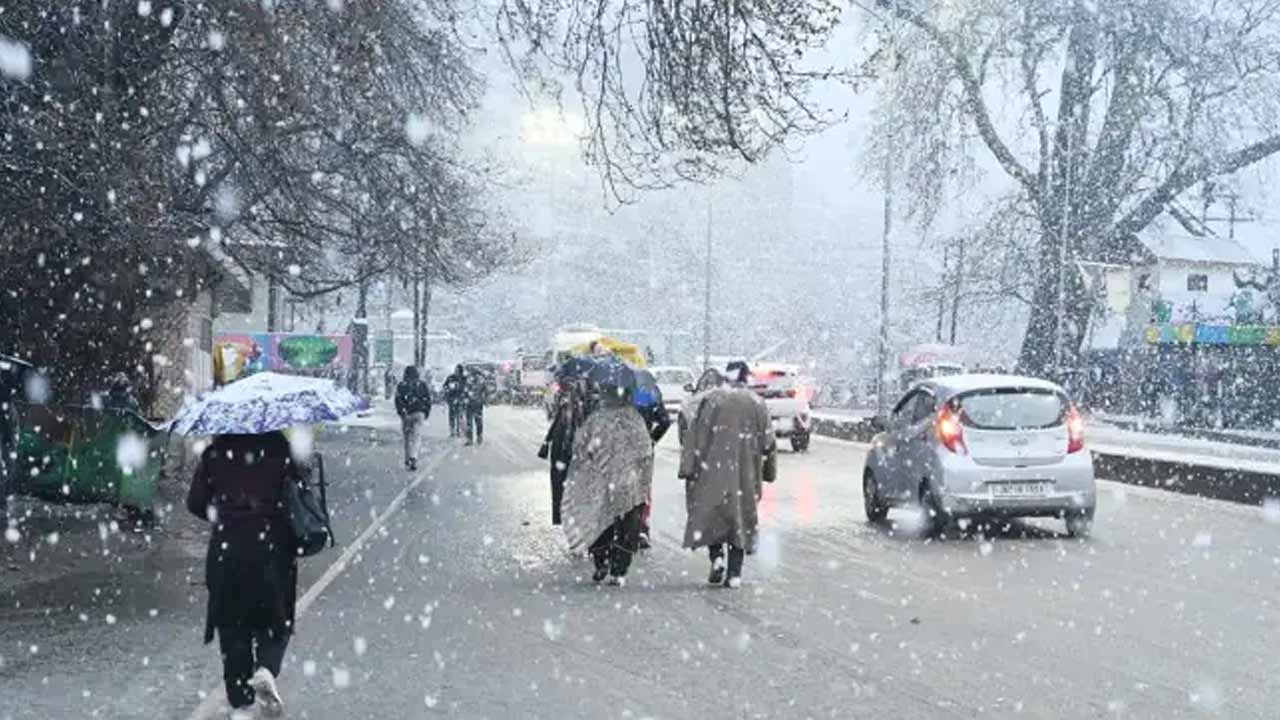 Jammu Kashmir Snow Fall: కమ్మేస్తున్న మంచు దుప్పటి.. ధవళవర్ణంలో మెరిసిపోతున్న కశ్మీరం..