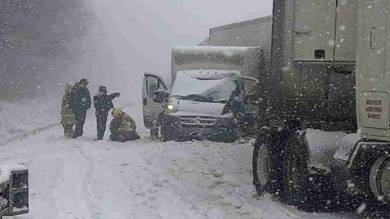 US Snow Storm: అమెరికాలో మంచు తుఫాన్ బీభత్సం.. విద్యుత్ సరఫరాకు అంతరాయం.. జనజీవనం అస్తవ్యస్తం..