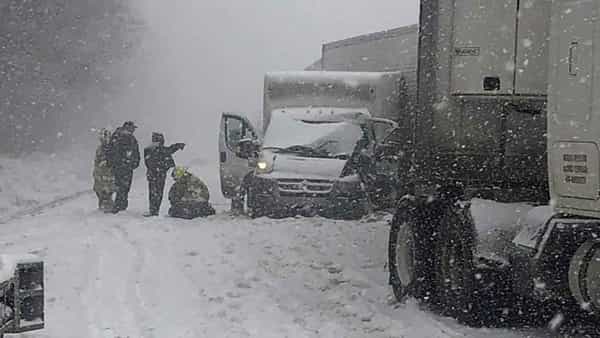 US Snow Storm: అమెరికాలో మంచు తుఫాన్ బీభత్సం.. విద్యుత్ సరఫరాకు అంతరాయం.. జనజీవనం అస్తవ్యస్తం..