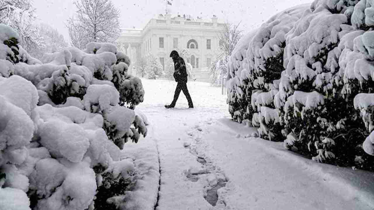 US Snow Strom: అమెరికాను వణికిస్తున్న మంచు తుఫాన్..ఆఫీసులకు, స్కూల్స్ కు సెలవులు ప్రకటించిన ప్రభుత్వం..