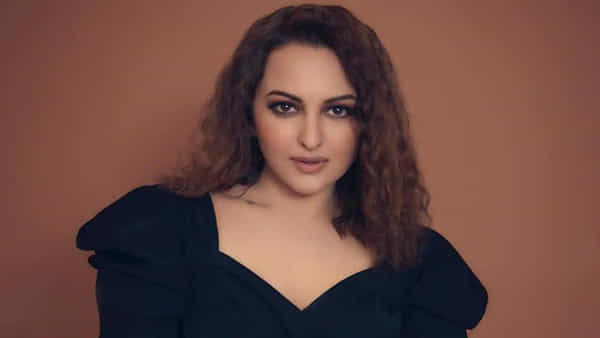 Sonakshi Sinha: చిక్కుల్లో సోనాక్షి సిన్హా.. నాన్ బెయిలబుల్ వారెంట్ జారీ చేసిన కోర్టు.. కారణమేమిటంటే..