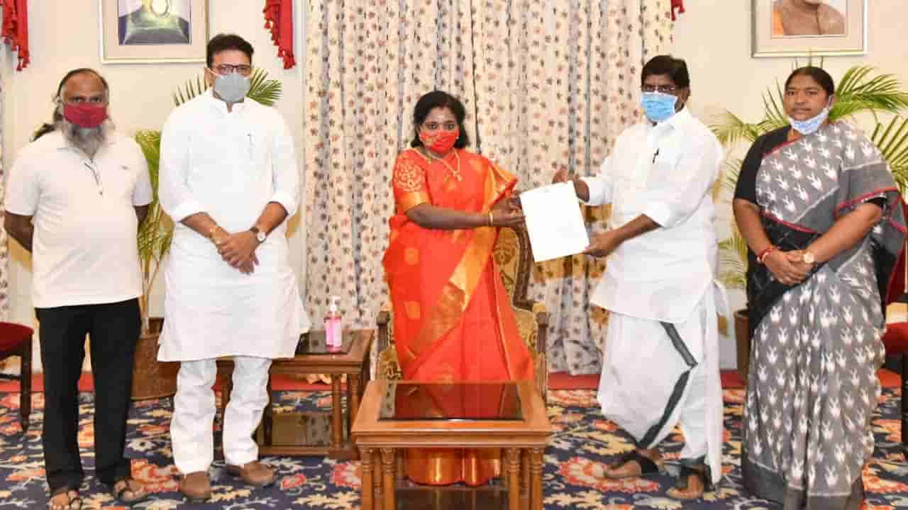 Congress: గవర్నర్ తమిళసై తో ముగిసిన టి- కాంగ్రేస్ బృందం భేటీ.. ప్రభుత్వంపై తీవ్ర ఆరోపణలు..