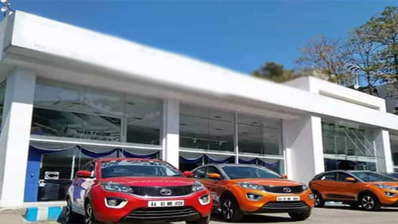 Tata Motors: ప్రస్తుతం వాహనాల ధరలు పెరిగిపోతున్నాయి. ముడి సరుకుల ధరలు పెరిగిన నేపథ్యంలో వాహనాల తయారీ కంపెనీలు ధరరలను పెంచేస్తున్నాయి. ఇక కొత్త ఏడాదిలో టూ వీలర్, ఫోర్ వీలర్ వాహనాల ధరలను పెంచేశాయి కంపెనీలు.