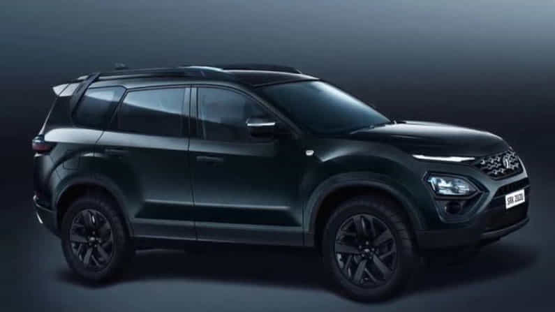 Tata Safari:మార్కెట్లో కొత్త కొత్త కార్లు విడుదలవుతున్నాయి. అత్యాధునిక ఫీచర్స్ను జోడిస్తూ వాహనాలను తయారు చేస్తున్నాయి కంపెనీలు. ఇక టాటా మోటార్స్ తన ఫ్లాగ్షిప్ ఎస్యూవీ టాటా సఫారి డార్క్ ఎడిషన్ను విడుదల చేసింది. కారు మెకానికల్గా యథాతథంగా ఉన్నా కాస్మెటిక్ మార్పులతో పాటు లోపల, వెలుపల బ్లాక్, డార్క్ షేడ్స్తో ఆకట్టుకునేలా రూపొందించారు.