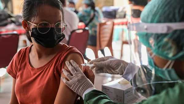 Covid Vaccine: అందరి చూపు కోవిన్పైనే.. వ్యాక్సిన్ కోసం 36 గంటల్లో లక్షల్లో రిజిస్ట్రేషన్లు.. చేసుకున్నది ఎవరో తెలుసా..
