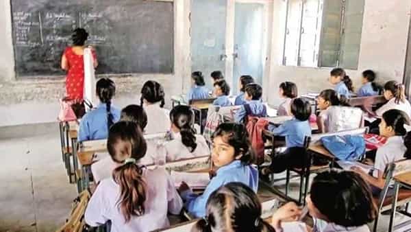 Telangana:తెలంగాణ సర్కార్ కీలక నిర్ణయం.. వచ్చే విద్యాసంవత్సరం నుంచి స్కూల్స్లో ఇంగ్లీషు మీడియం
