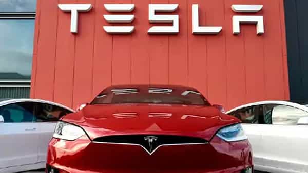 Tesla: కార్ల విక్రయాల్లో టెస్లా దూకుడు.. చిప్ కొరతను అధిగమిస్తూ టాప్ సేల్స్..