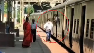 Viral Video: ఇదేందిది.. చలి కాచుకుంటూ నదిలో స్నానం.. ఫన్నీ వీడియో ట్రెండింగ్..