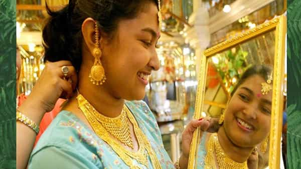 Gold Price Today: బంగారం కొనుగోలుదారులకు గుడ్న్యూస్.. ఈ రోజు ధరల వివరాలు..!