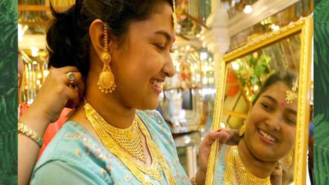 Gold Price Today: మహిళలకు గుడ్‌న్యూస్.. తగ్గుతున్న బంగారం ధరలు.. తెలుగు రాష్ట్రాల్లో..