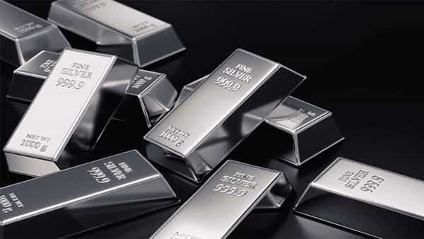 Silver Price Today: వెండి కొనుగోలుదారులకు గుడ్న్యూస్.. భారీగా తగ్గిన సిల్వర్ ధర.. అక్కడ మాత్రం పరుగులు పెట్టింది!