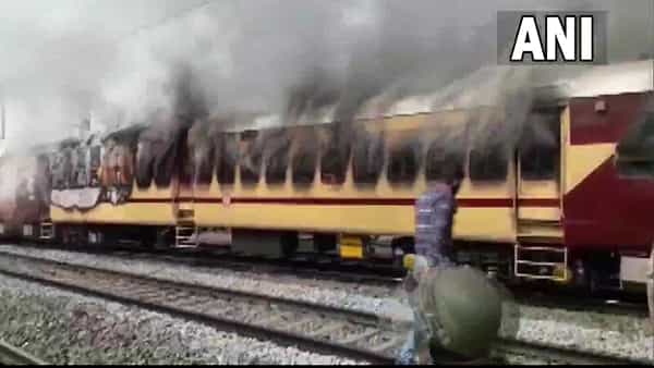 Bihar Protests: బీహార్లో ఉద్రిక్త పరిస్థితులు.. రెండు రైళ్లకు నిప్పు పెట్టిన ఆర్ఆర్బీ అభ్యర్థులు..!