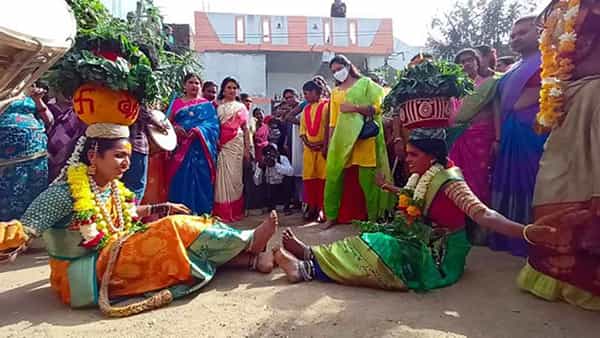 Telangana: ట్రాన్స్ జెండర్ల బోనం.. కరోనా అంతం కావాలని మొక్కులు