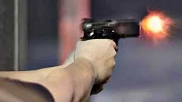 Crime News: రిపబ్లిక్ డే రోజున పట్టపగలు యువకుడిపై దుండగుల కాల్పులు! స్పాట్లోనే..
