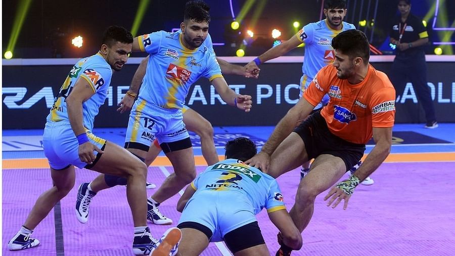 ప్రో కబడ్డీ లీగ్ (PKL) ఎనిమిదో సీజన్లో, శనివారం మూడు మ్యాచ్లు జరిగాయి. ఈ మూడు మ్యాచ్లలో ఏదీ ఫలితం ఇవ్వలేదు. నిర్ణీత సమయం తర్వాత ఈ మూడు మ్యాచ్లు టైగా ముగిశాయి. తొలి మ్యాచ్లో యూపీ యోధా 28-28 స్కోరుతో యూ ముంబాను నిలువరించగా, దక్షిణ భారత జట్లు బెంగళూరు బుల్స్, తెలుగు టైటాన్స్ 34-34తో మ్యాచ్ని ముగించాయి. ఈరోజు చివరి మ్యాచ్లో తమిళ్ తలైవాస్, దబాంగ్ ఢిల్లీ కేసీల మధ్య జరిగిన మ్యాచ్లో కూడా ఫలితం లేకపోవడంతో మ్యాచ్ 30-30తో సమమైంది.