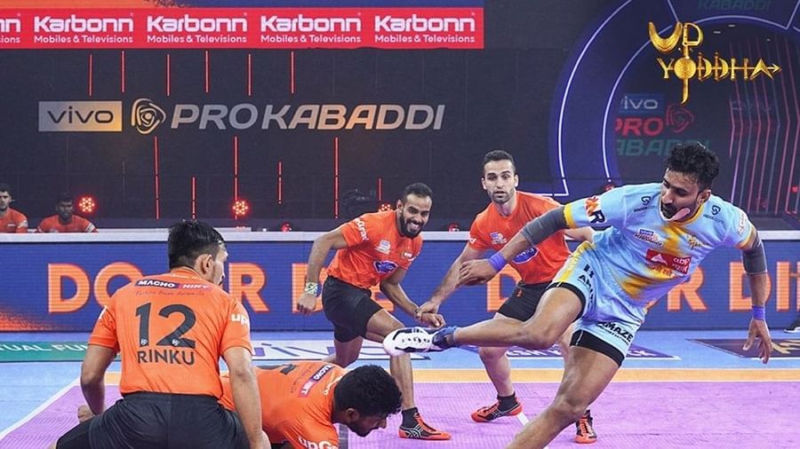 ముంబై, యూపీ జట్ల మధ్య తొలిరోజు జరిగిన మ్యాచ్‌లో ఇరు జట్ల డిఫెండర్లు రైడర్లకు ఆధిపత్యం చెలాయించే అవకాశం ఇవ్వలేదు. యూపీ యోధాకు చెందిన సుమిత్ ఆరు ట్యాకిల్ పాయింట్లు సాధించి మ్యాచ్‌లో తన జట్టు పట్టును నిలబెట్టుకున్నాడు. ప్రదీప్ నర్వాల్ (యూపీ యోధా), అభిషేక్ సింగ్ (యూ ముంబా) వంటి లెజెండరీ రైడర్లు తమ ప్రభావాన్ని చూపించడంలో విఫలమయ్యారు. ఇద్దరు రైడర్లు తలా నాలుగు పాయింట్లు మాత్రమే సాధించగలిగారు.