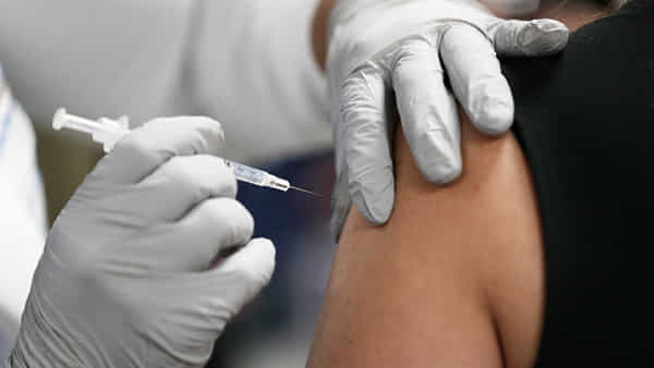 Covid Vaccine - Telangana : మరీ ఇంత నిర్లక్ష్యమా?.. వ్యాక్సీన్ వేయకుండానే వేసినట్లు మెసేజ్లు.. ఆగ్రహంలో జనాలు..