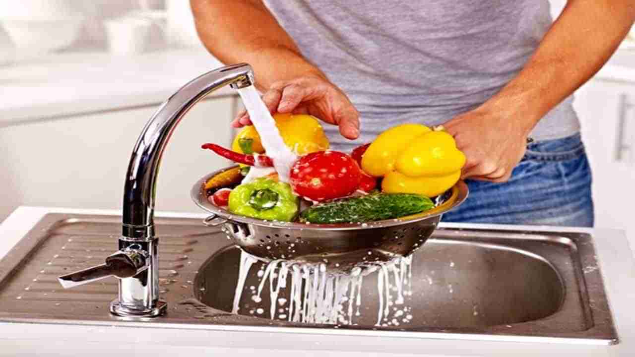 Vegetables Cleaning: కూరగాయలను సబ్బు, లిక్విడ్‌లతో శుభ్రం చేస్తున్నారా..? ప్రమాదమే.. ఇలా చేయండి..!