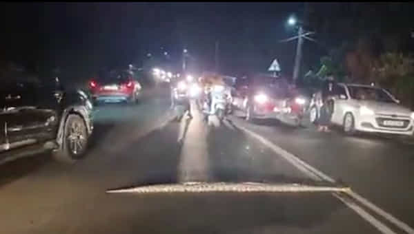 viral Video: నడి రోడ్డుపై హల్చల్ చేసిన భారీ కొండచిలువ.. వీడియో చూస్తే షాక్ అవ్వాల్సిందే..